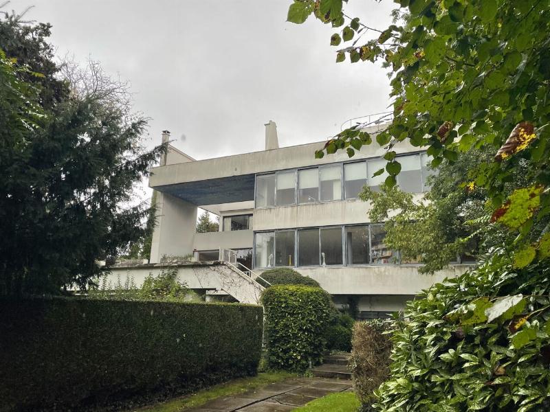 Façade et fenêtres en bandeau de la Villa Stein Le Corbusier, chef d'œuvre architectural